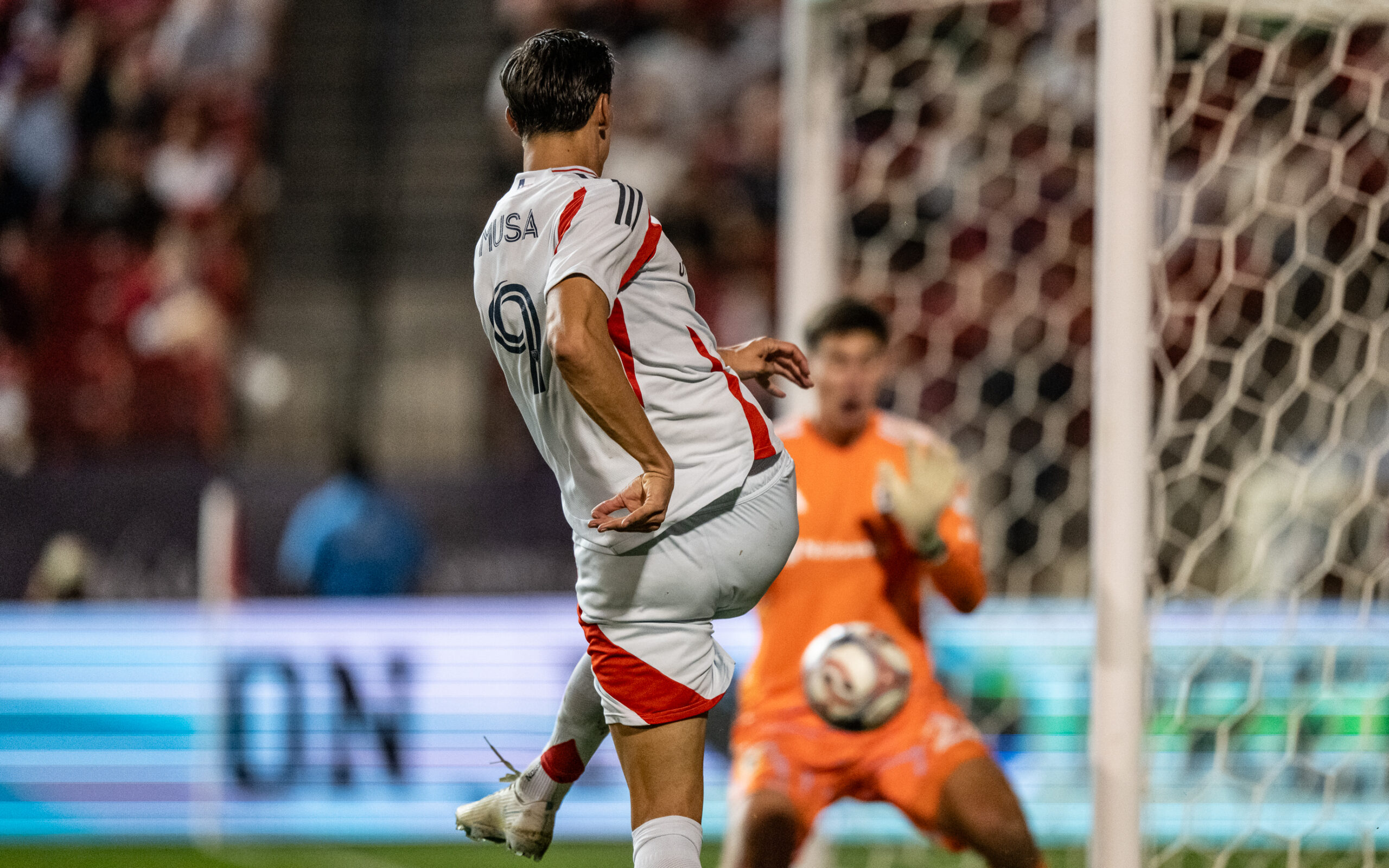 Petar Musa (9) drills a shot at the keeper, FC Dallas vs Columbus Crew, October 28, 2026. (Mike Brooks, 3rd Degree)