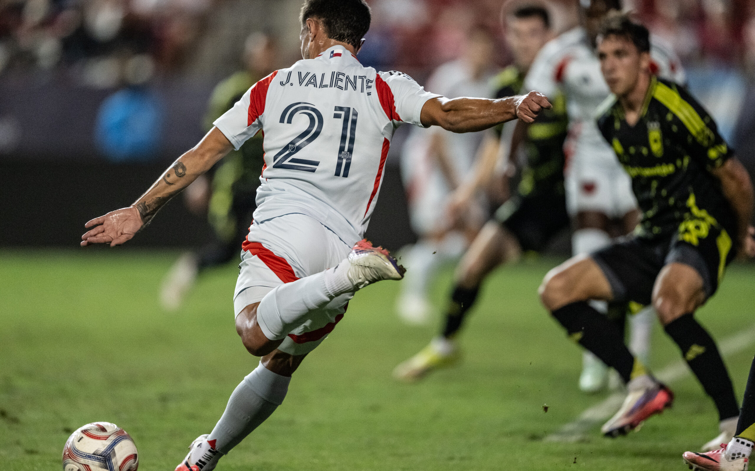 Joaquín Valiente (21) pulls the trigger, FC Dallas vs Columbus Crew, October 28, 2026. (Mike Brooks, 3rd Degree)