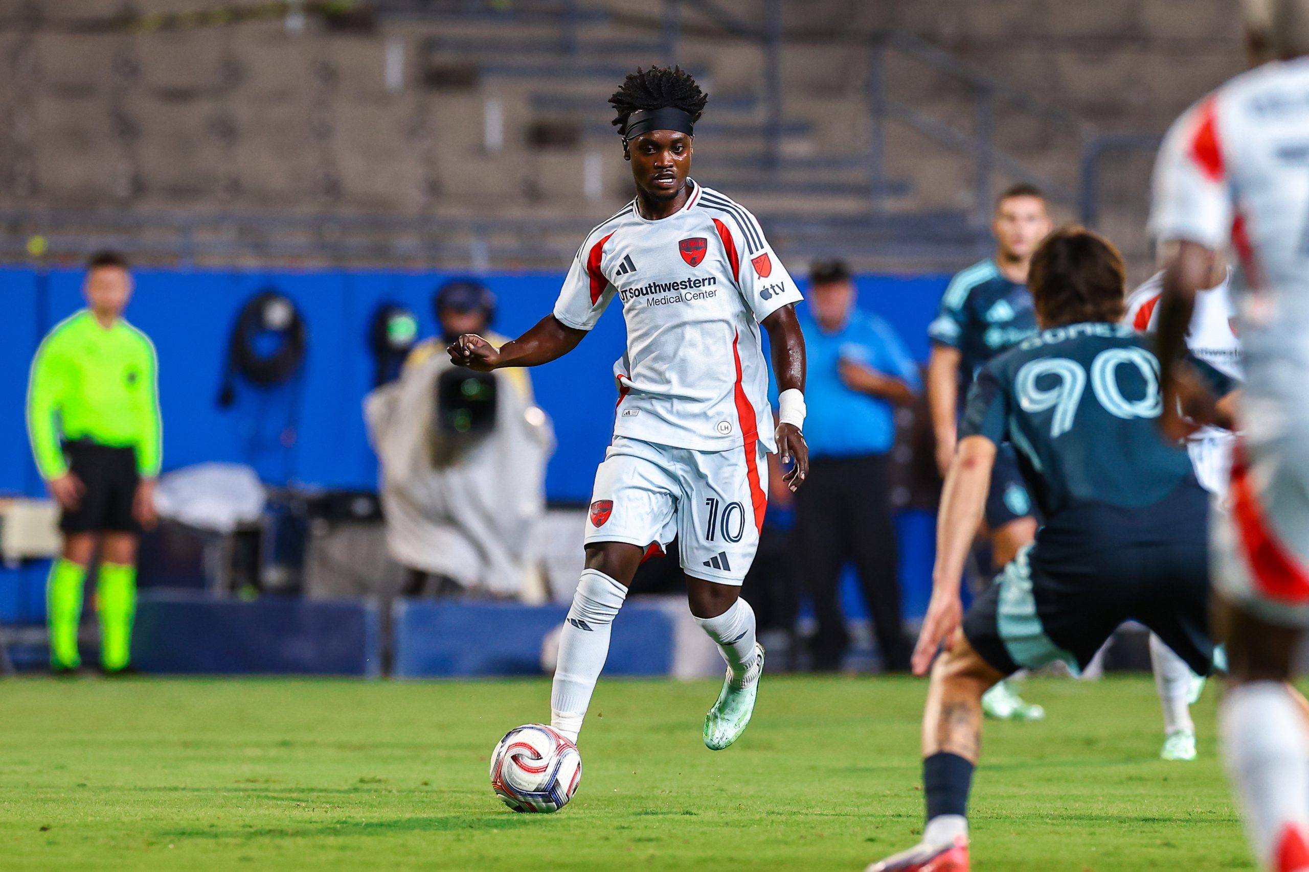 Santi Moreno (10) prepares to attack the defense. FC Dallas vs Seattle Sounders, October 14, 2026. (Matt Visinsky, 3rd Degree)