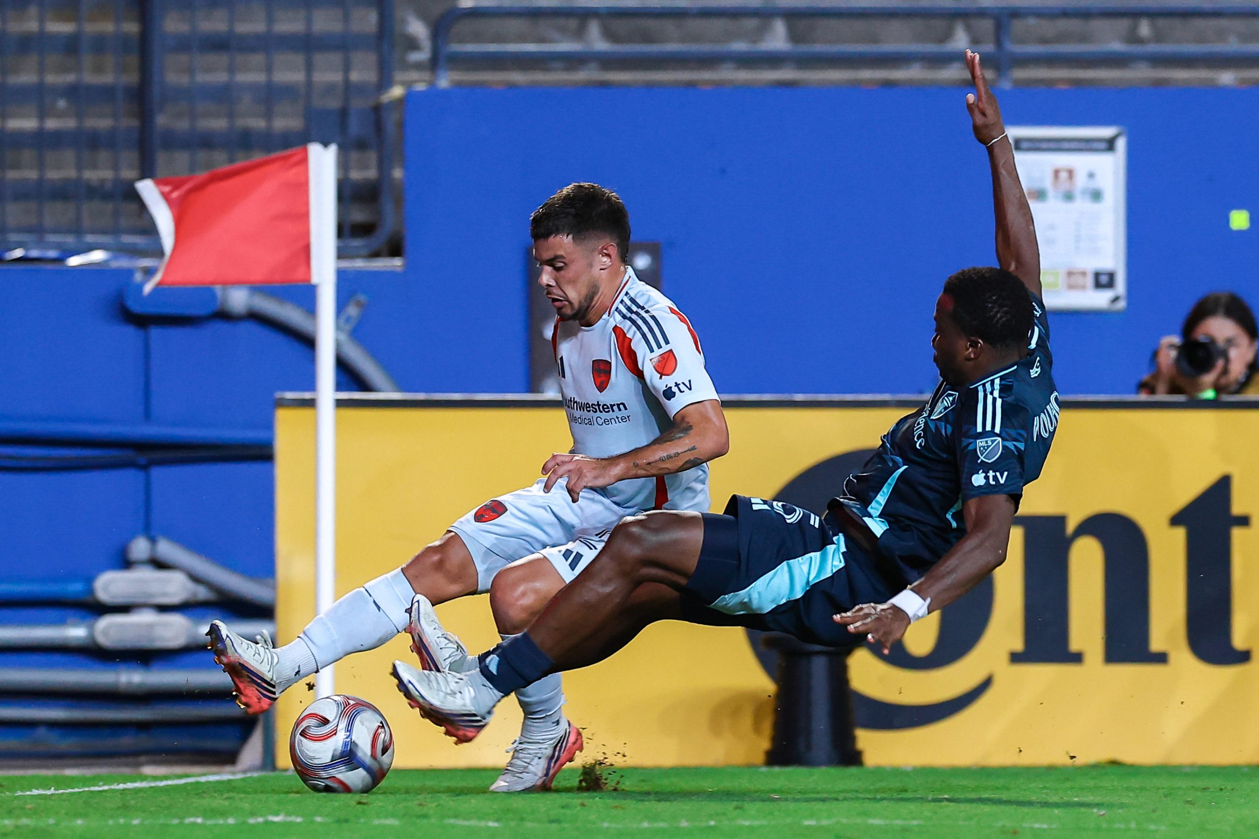 Joaquín Valiente (21) cuts back against a Seattle defender who has left his feet. FC Dallas vs Seattle Sounders, October 14, 2026. (Matt Visinsky, 3rd Degree)
