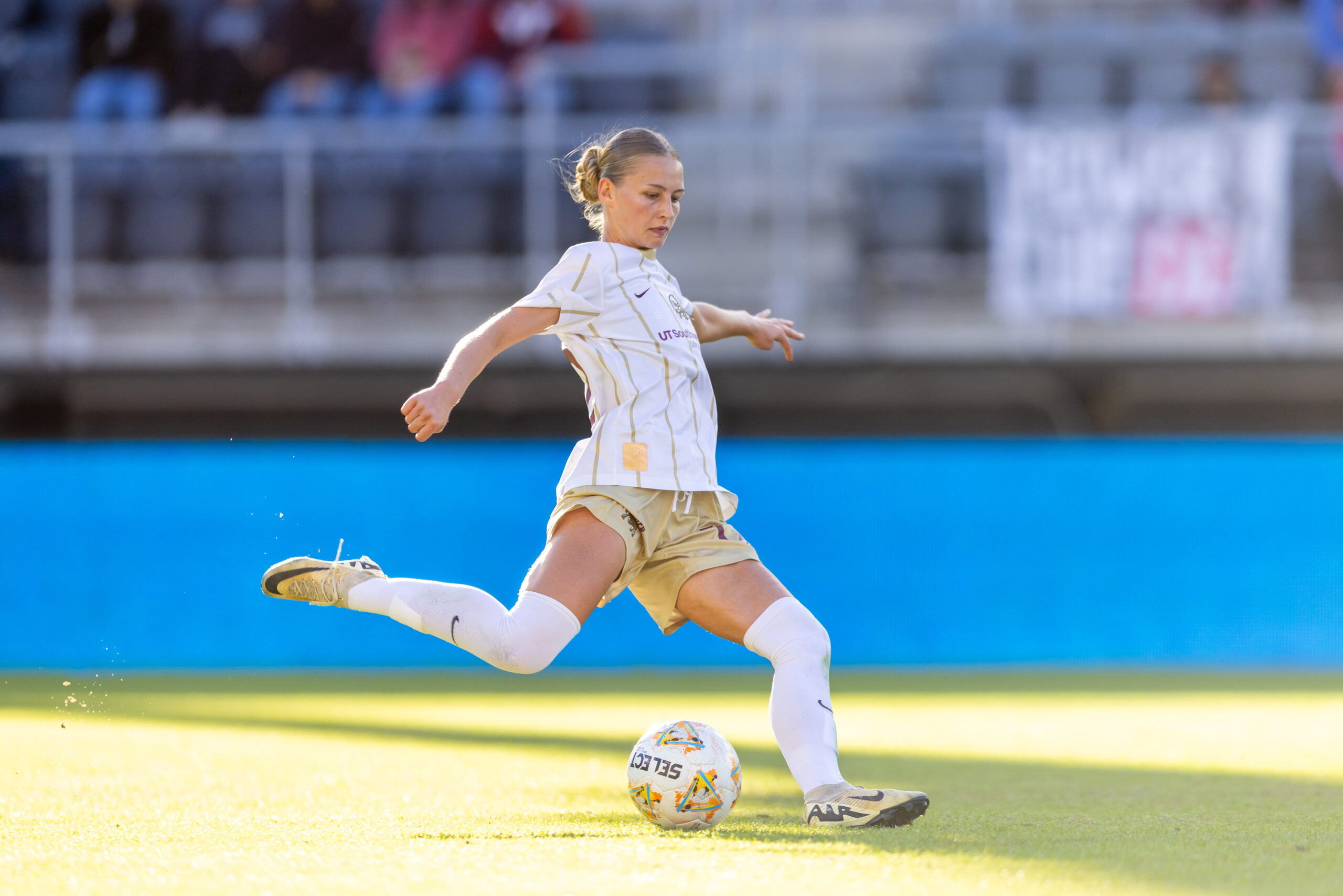 Sydney Cheesman kicks it deep - Dallas Trinity at DC Power - Oct. 25, 2026 (Photo: Kylli Asaro Courtesy: Dallas Trinity FC)