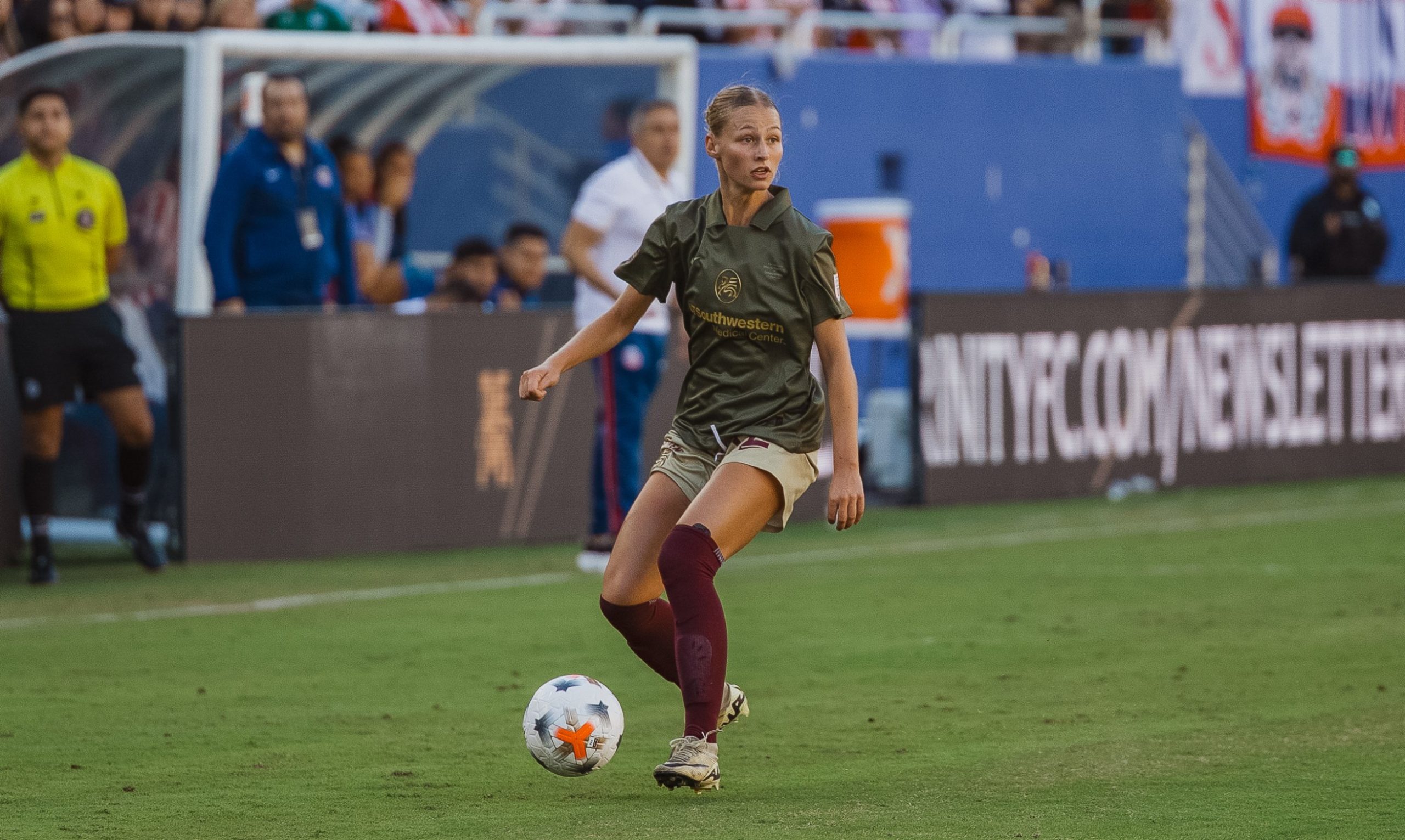 Sydney Cheesman (12) looks for a teammate. Dallas Trinity vs Chivas Femenil, 2026 State Fair Clásico, October 17. 2026. (Beth Spicer, 3rd Degree)