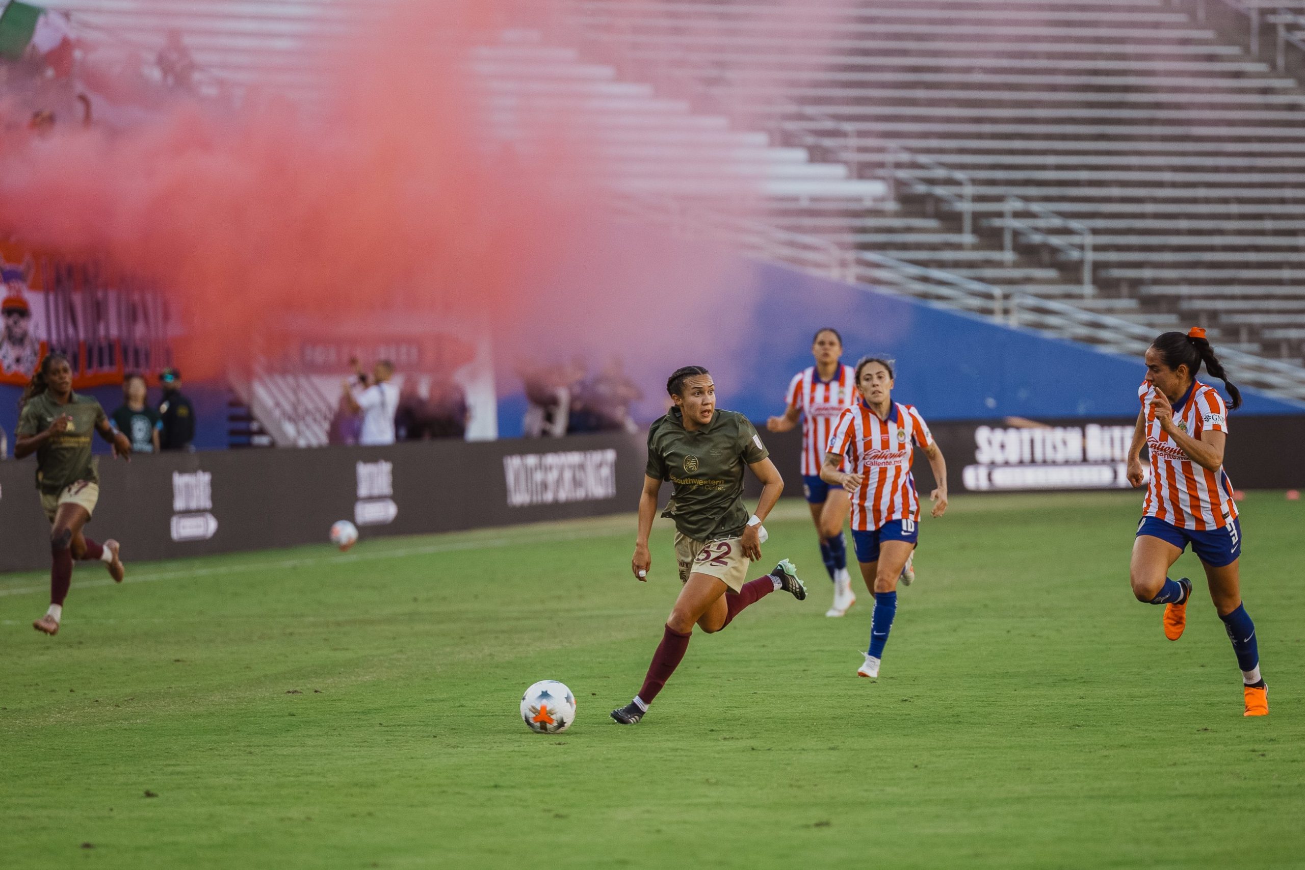 Sofia Cedeño (32) looks to make a cross into the box. Dallas Trinity vs Chivas Femenil, 2026 State Fair Clásico, October 17. 2026. (Beth Spicer, 3rd Degree)