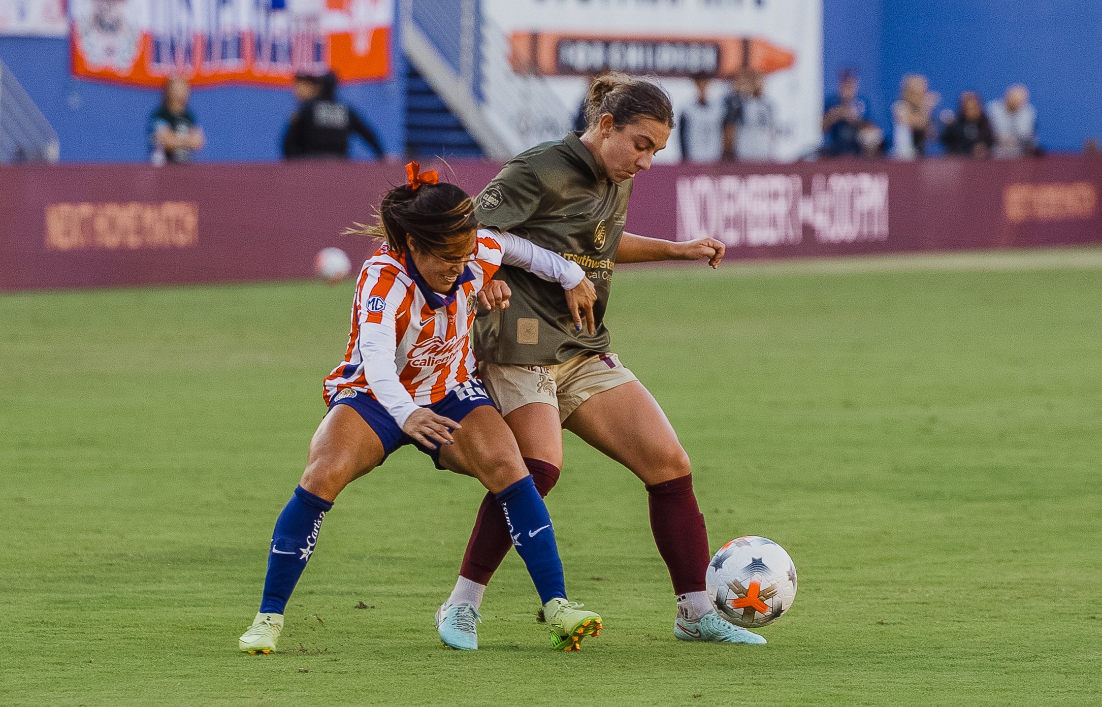 Giulianna Gianino (15) holds off a defender. Dallas Trinity vs Chivas Femenil, 2026 State Fair Clásico, October 17. 2026. (Beth Spicer, 3rd Degree)